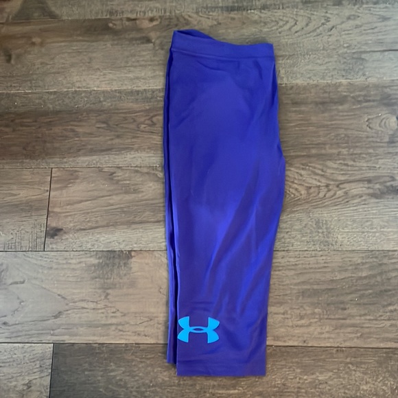 Woman’s Under Armour Workout Capris - Picture 2 of 3